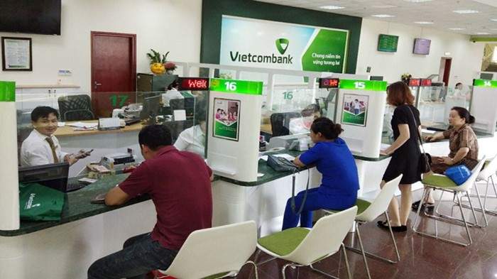 Kiểm tra số dư tài khoản Vietcombank tại quầy giao dịch